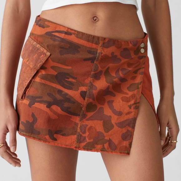 Urban Outfitters Dresses & Skirts - Urban Outfitters Women’s Scarlet Camo Mini Skirt